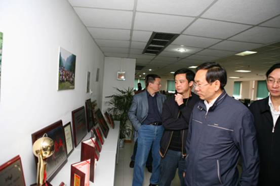 重庆市委领导何事忠一行视察天极公司