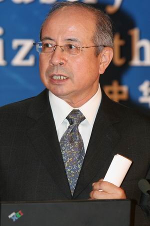 图文:天津开发区管委会主任李勇演讲