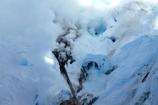 美国火山一晚喷发五次 烟雾冲入万米高(组图)