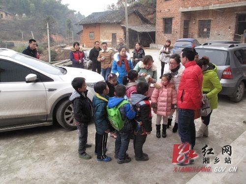 记者 熊杜泉)1月17日,湘乡市教师进修附小122班12个学生家庭自发组织