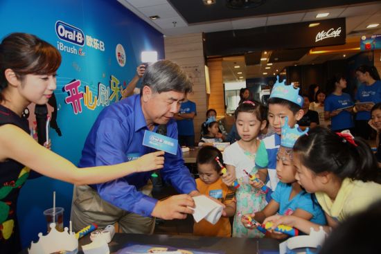 图:宝洁公司口腔保健专业与科技关系总监,oral-b品牌代表张克博士和