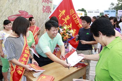 南枫新诗《北京奥运风》赠送奥运志愿者(图)