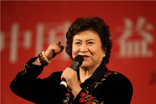 著名评书表演艺术家刘兰芳在现场进行评书表演.新华社张燕辉摄