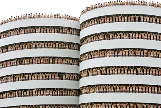 欧洲街头上千人参与裸体行为艺术(图)