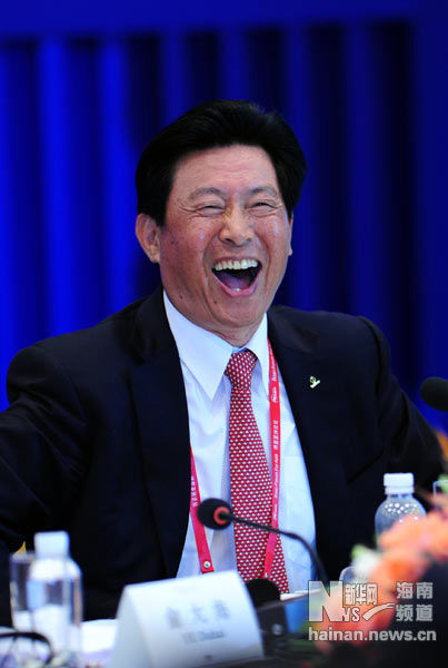 4月2日,中国远洋运输(集团)总公司董事长魏家福在发言中大笑.