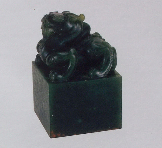 图3-碧玉蹲龙纽方形玉玺图3-印文"阳春布德泽"《嘉庆觅句图》以黄绫托