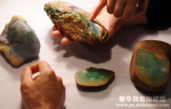 收藏 正文 这是在瑞丽市姐告经济贸易区的珠宝玉石毛料市场上