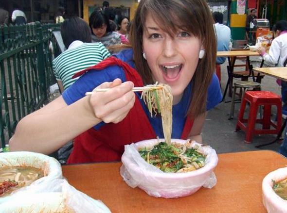 各国洋美女抢当福建土楼全球形象代言人