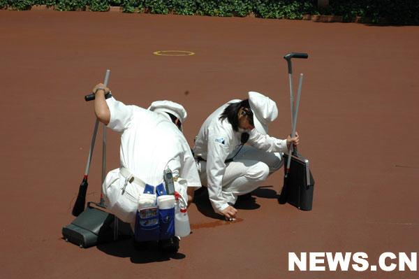 图为园内清洁工在清扫作业