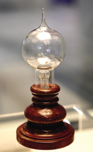 爱迪生发明的炭丝灯泡