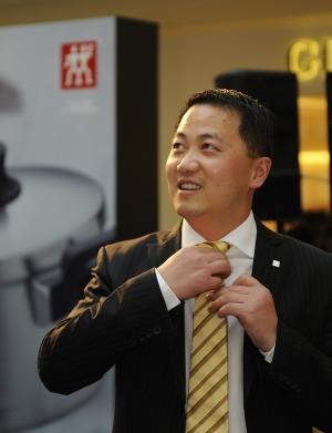 看不见的努力自1995年双立人进入中国设立工厂便加盟其中的马力峰,16