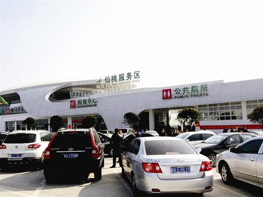 图为:仙桃服务区车来车往,过客众多