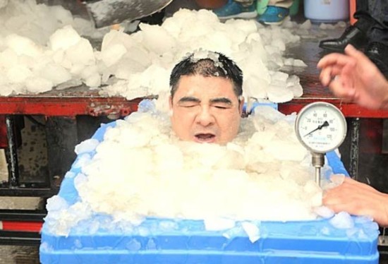 新京报快讯 8月25日下午,陈光标[微博]又玩了一次冰桶挑战.