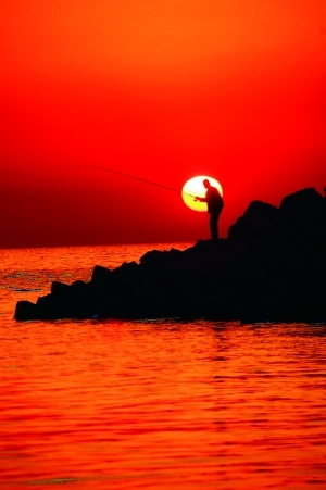 山东龙口海边,夕阳西下,映衬出一位垂钓者的轮廓.梁平/摄 加载中