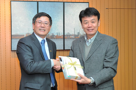 许定波教授向张建国副部长赠送礼物