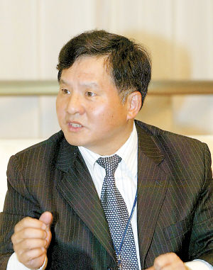重庆移动原董事长沈长富涉受贿3600余万受审