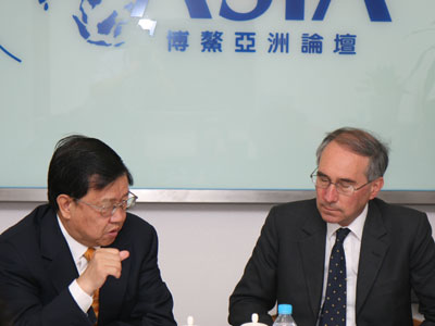 图文:欧威廉与龙永图在讨论