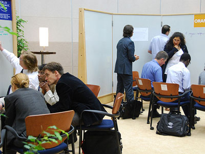 图文参加研讨空间活动的嘉宾探讨问题