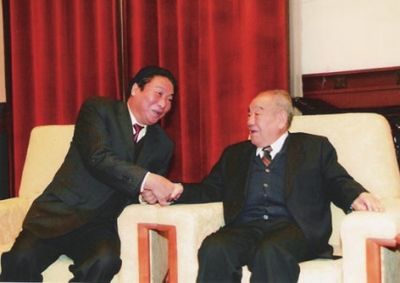 魏卓第十届全国人大常委会副委员长布赫(右)与步云吉亲切交谈中国煤炭