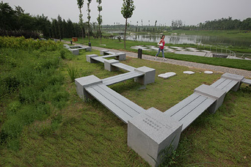 百米环保长椅落户奥林匹克森林公园