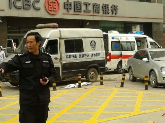 21%)储蓄所门前发生一起杀人案,运钞车司机和一名押运员死于车内.
