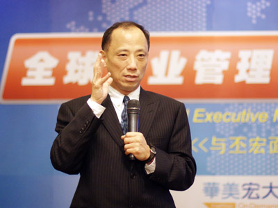 此图为陈丕宏博士在《与丕宏面对面》新书预发会现场发言