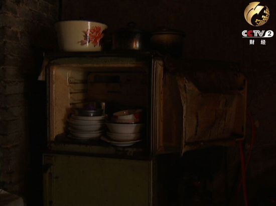 由于潮湿冰箱线路坏掉，所以只能用来当碗柜