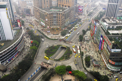 鸟瞰南坪转盘 记者 钟志兵 摄(资料图片)编者按今秋,重庆房交会回归