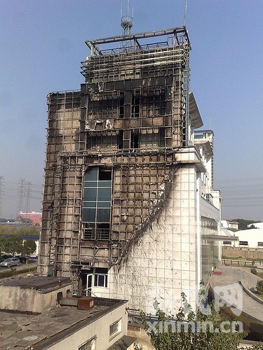 嘉定马陆镇戬浜派出所着火 西侧外墙被烧毁 排除人为纵火