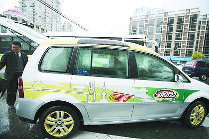 本报记者 王嘉 摄□本报记者彭 燮/文世博出租车很好认,它的"个头"比