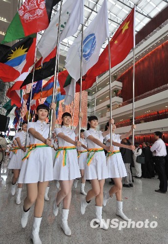 5月1日,上海世博会举行开园仪式,美女旗手高举参展国家和地区,组织的