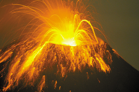 中南美洲火山连连爆发 记者殉职 机场继续关闭