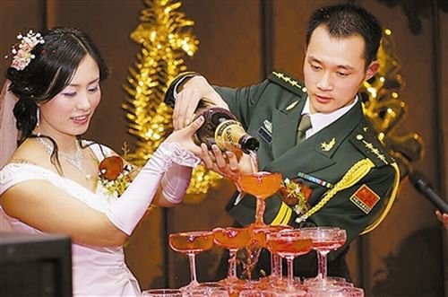 新《内务条令》第一百三十五条规定:军人不得在大众媒体上征婚,求职和