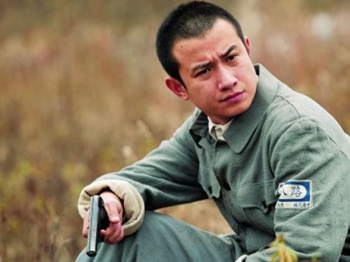 要化悲痛为力量,从新振作起来,消灭竹下俊,为李勇及死去的战友报仇,在