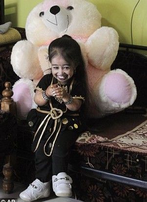 印度18岁高中生成世界最矮成年女性 想当明星