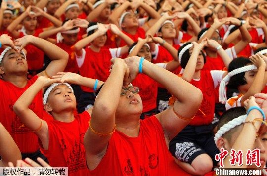 泰国泰拳练习者举行"拜师舞"仪式(图)