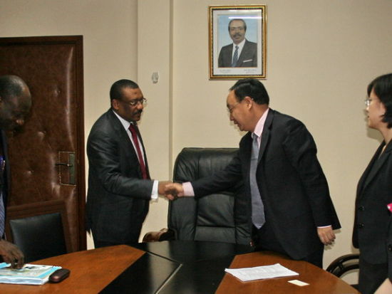 中国进出口银行优惠贷款部副总经理王法德拜会喀麦隆水资源与能源部长