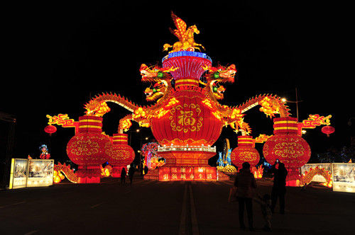 为期一个月的"龙马腾霄·花灯流彩"2014玉溪新春大型灯会在玉溪市聂耳