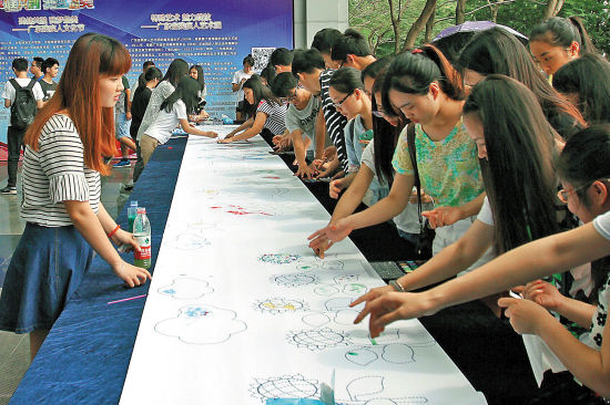 千人印出全国首幅指纹画