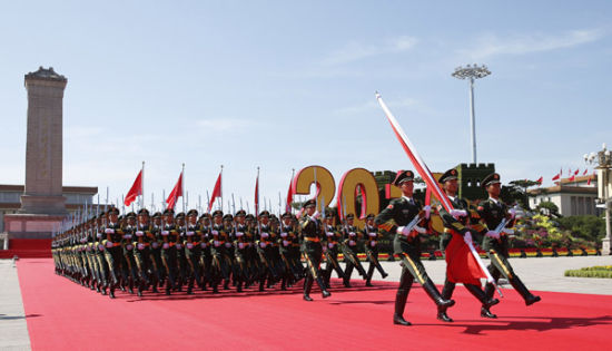 攝)禮炮在天安門廣場鳴響(新華社記者 任軍川 攝)標兵就位(新華社記者