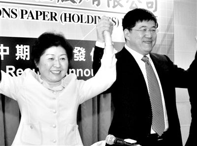 玖龙纸业董事长张茵(左)与丈夫刘名中.图/ic