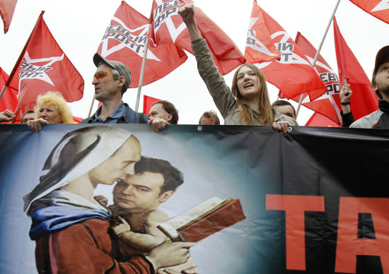 图文俄左翼抗议辛辣讽刺梅普组合