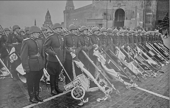 1945年阅兵式中倒持纳粹旗帜的方阵