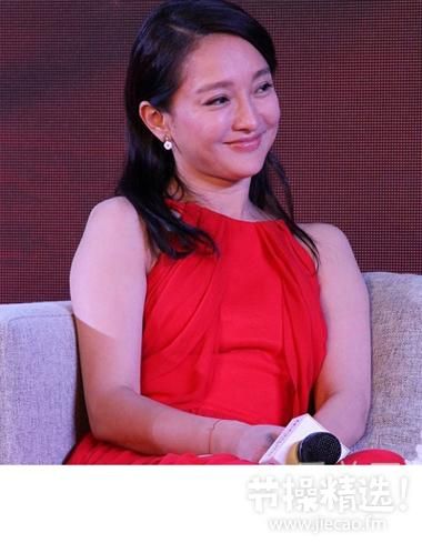 周迅一直给人娇小的模样,果然还是没逃过发福的噩梦.满脸横肉啊.