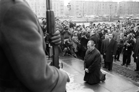 1970年,西德总理勃兰特在波兰华沙的二战死难者纪念碑前下跪致歉