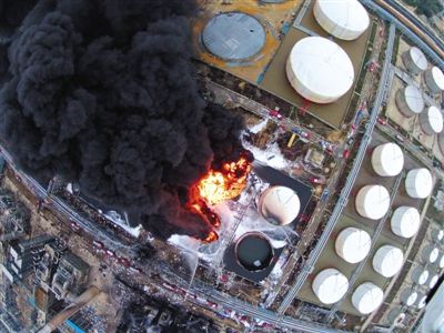 昨日,福建省漳州市古雷腾龙芳烃有限公司爆燃事故航拍现场.图/cfp