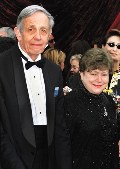 约翰·纳什与妻子艾丽西亚·纳什合影