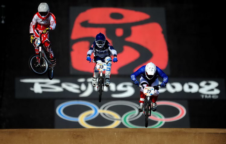 图文三名选手骑自行车飞奔