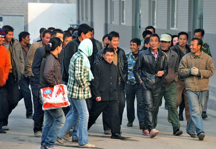 图文农民工蜂拥找活吓跑招工者