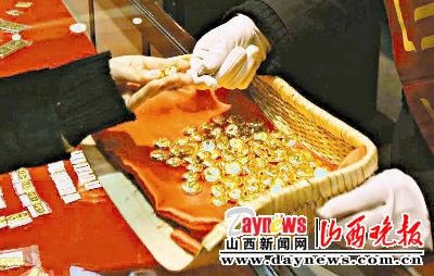 昨日,50粒纯金仿古代货币"金瓜子"首次在龙城亮相.